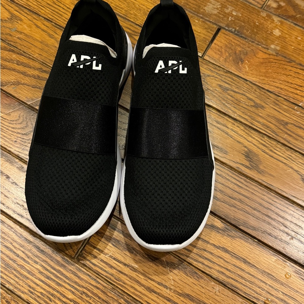 APL no lace sneaker size 8.5 brand new never worn